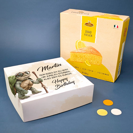 Kuchenbox mit Spruch „Nun isses eh zu spät...“ und lustiger Schildkröte – frontal fotografiert