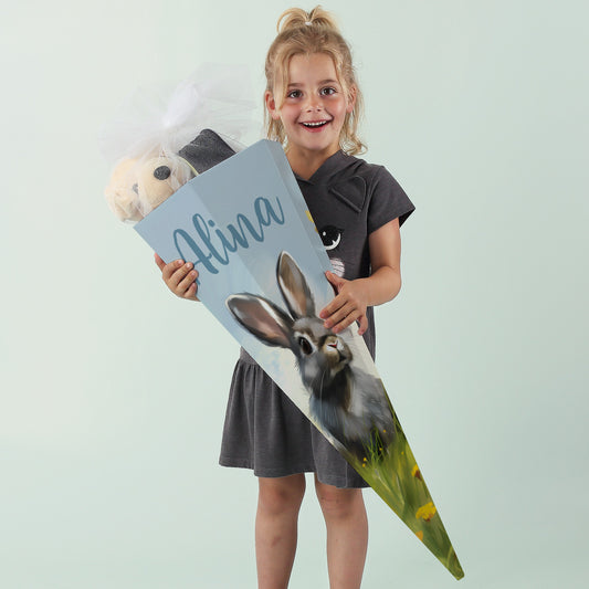 Mädchen hält personalisierte Hasen-Schultüte mit dem Namen „Alina“