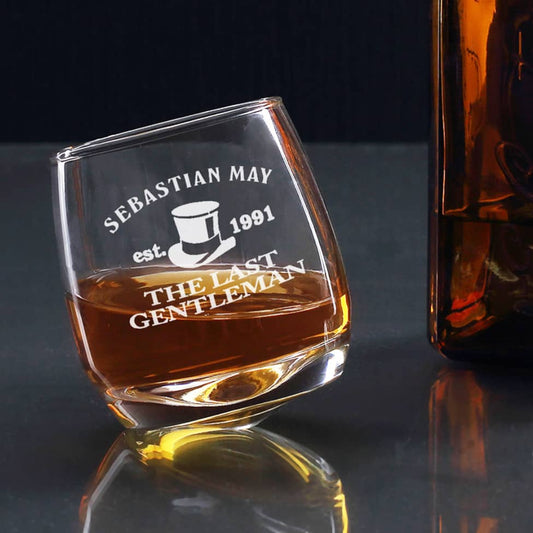 Schräg stehendes sich drehendes mit Name und Jahr graviertes Whiskyglas für Gentlemen