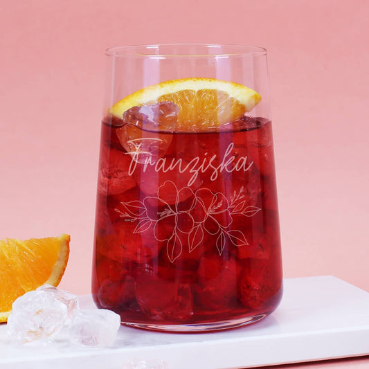 Modern geformtes Trinkglas als Geschenk für eine Freundin