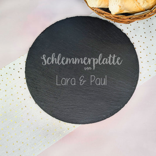 Personalisierte Schieferplatte mit Schlemmer-Motiv, Gravur mit Spruch und zwei Namen, dekoriert mit einem Baguettekorb