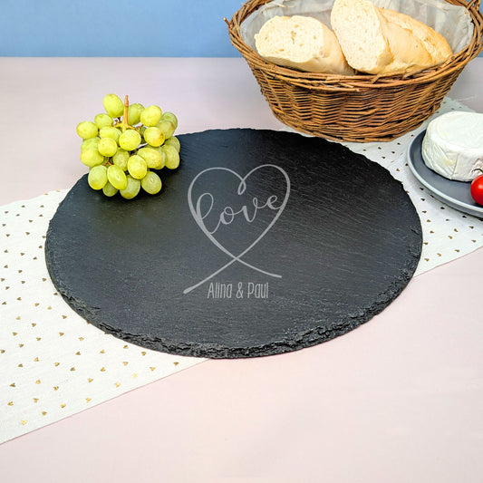Gravierte Schieferplatte mit Herzmotiv und Namen, dekoriert mit Trauben und Brotkorb