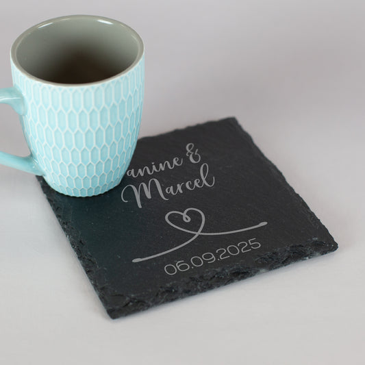 Personalisierter Schiefer-Untersetzer mit Namen und Hochzeitsdatum mit Tasse darauf dekoriert