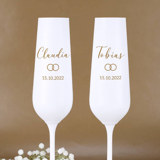 Mit Namen, Datum und zwei Ringen für die Hochzeit graviert