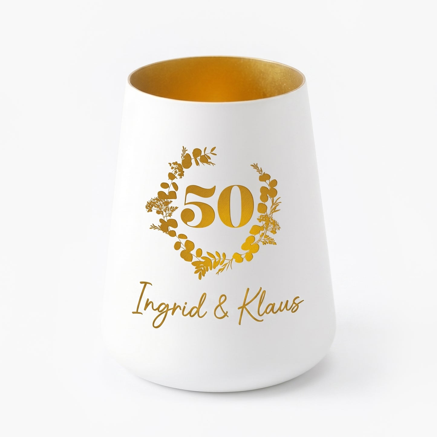 Weißes Windlicht mit goldener Innenseite, 50er Motiv und Namen Ingrid und Klaus auf weißem Hintergrund