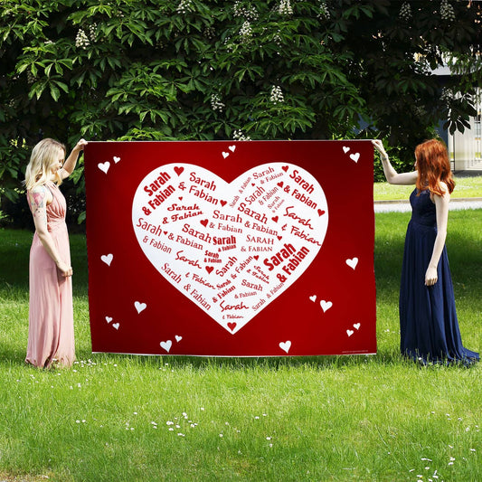 Bedrucktes Herzchenbanner mit den Namen vom Brautpaar