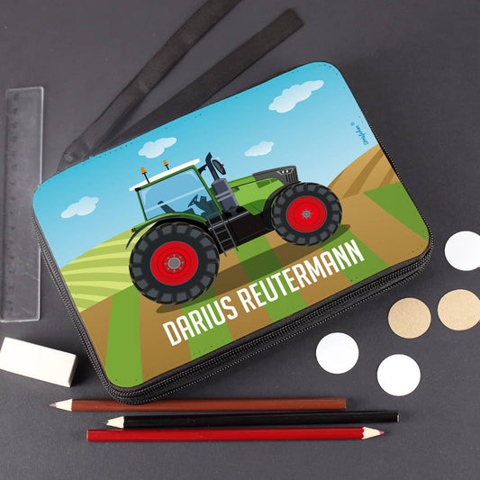 Federmappe mit Traktor auf einem Feld