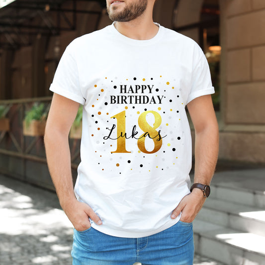T-Shirt mit Geburtstags-Motiv & Schriftzug "Happy Birthday" personalisiert mit Alter & Name getragen von einem Model mit Bart vor einem urbanen Hintergrund