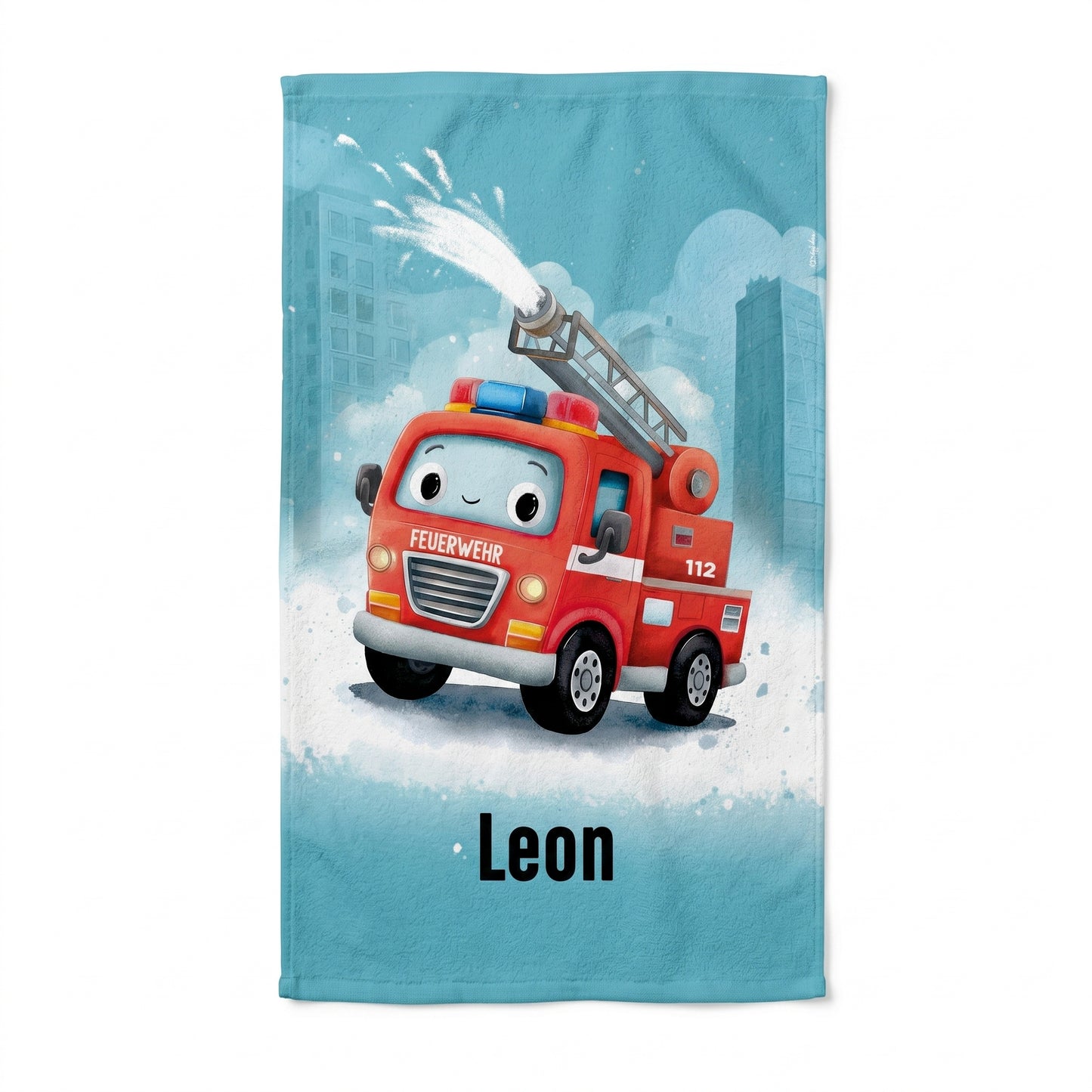 Personalisiertes Feuerwehr Handtuch mit Name Leon, rotem Feuerwehrauto, Leiter und Notrufnummer 112 auf weißem Hintergrund