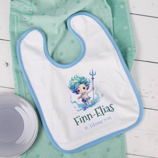 Weiß/blaues Lätzchen mit Sternzeichen, Name und Datum