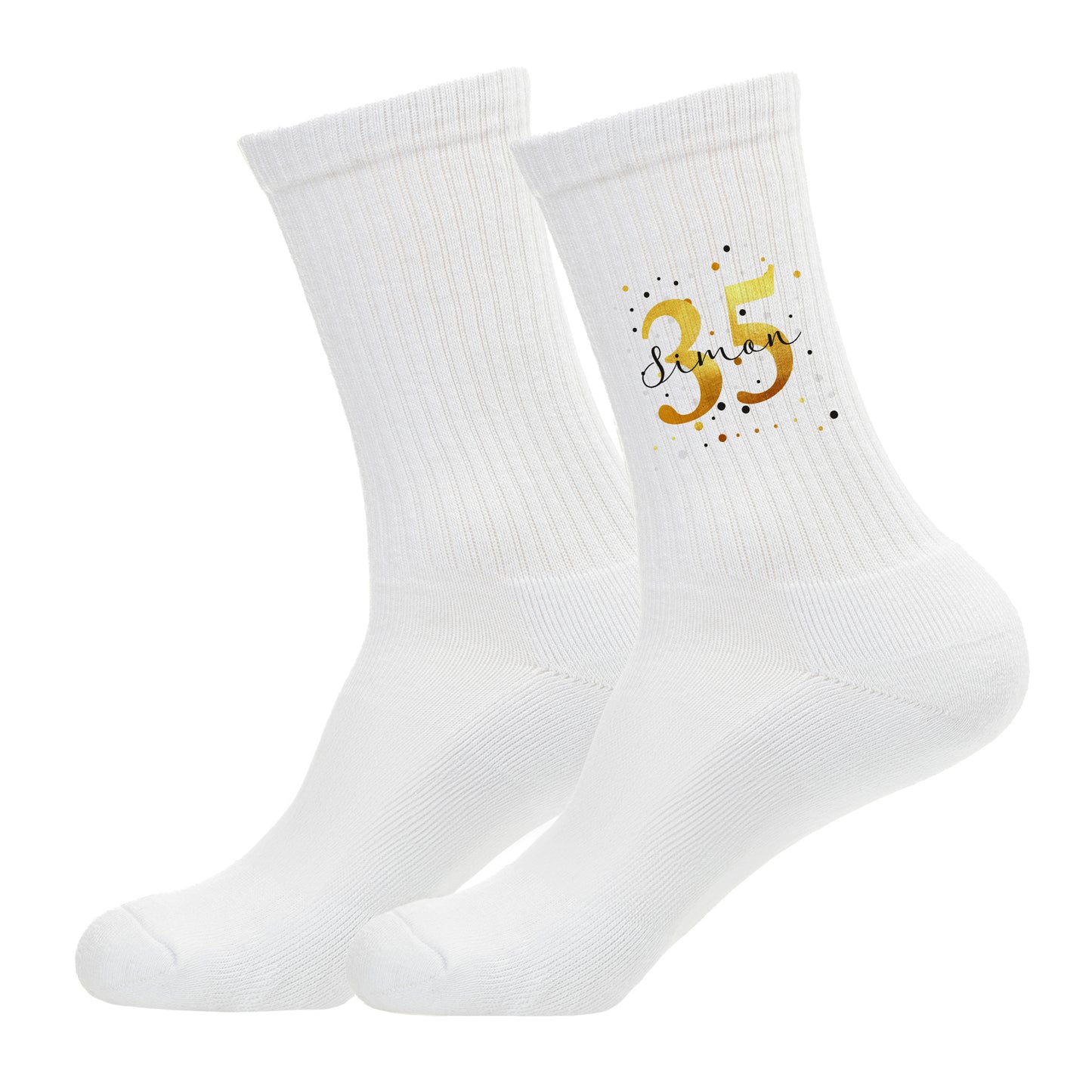Weiße Geburtstagssocken im Gold-Design mit personalisiertem Alter 35 und Name Simon freigestellt