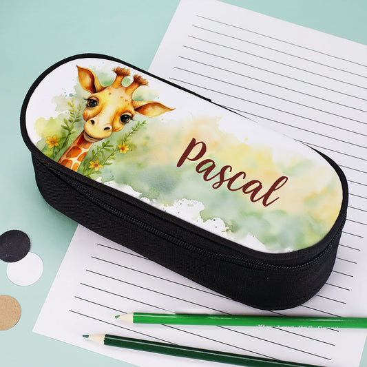 Personalisierte Federmappe mit Giraffe und dem Namen Pascal auf linierten Papier