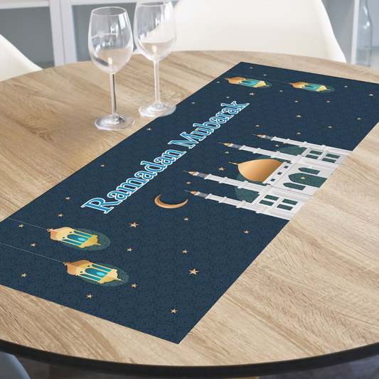 Seidenglänzender Tischläufer Eid Mubarak im orientalischen Design auf Holztisch dekoriert