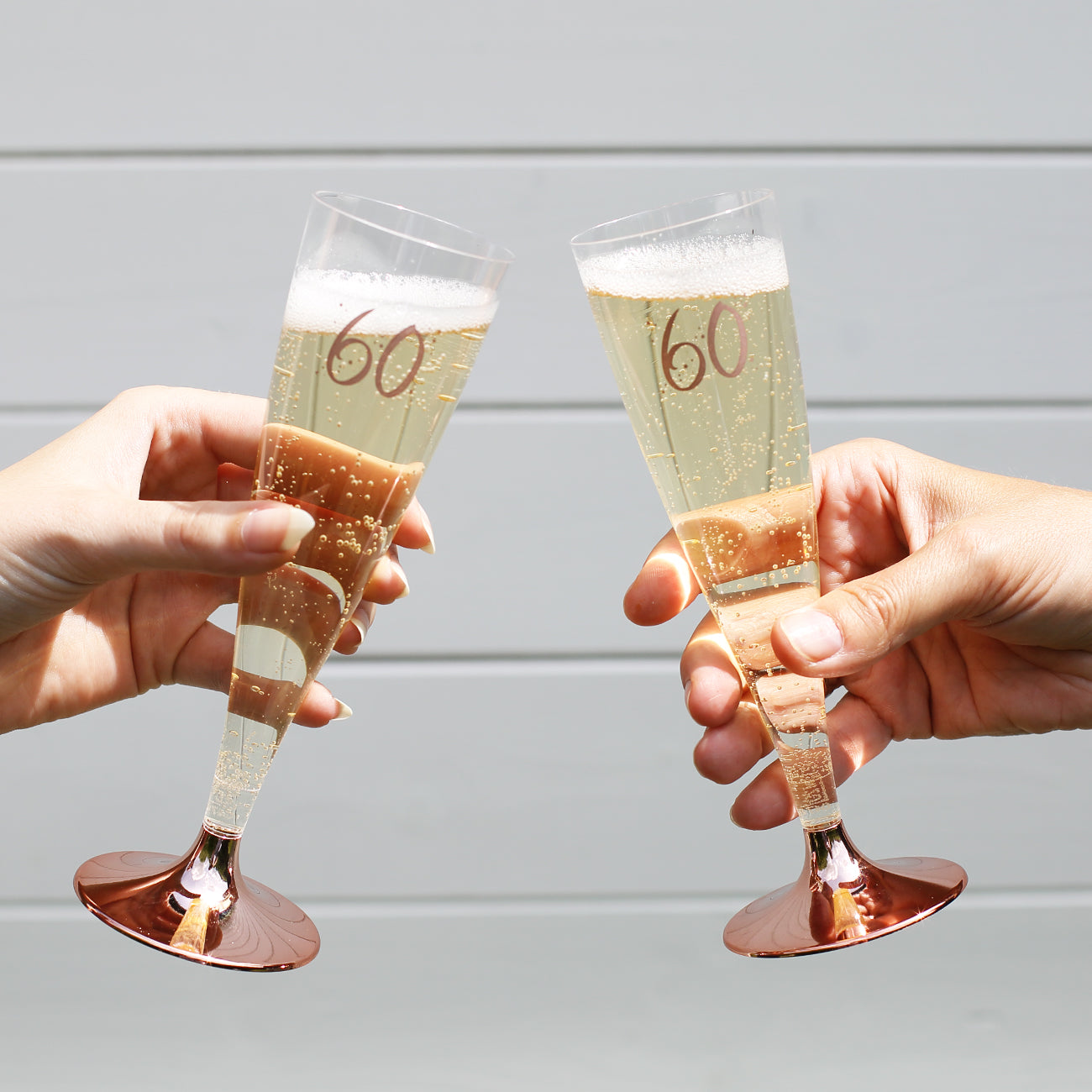 6 Plastiksektgläser mit rosefarbener Zahl