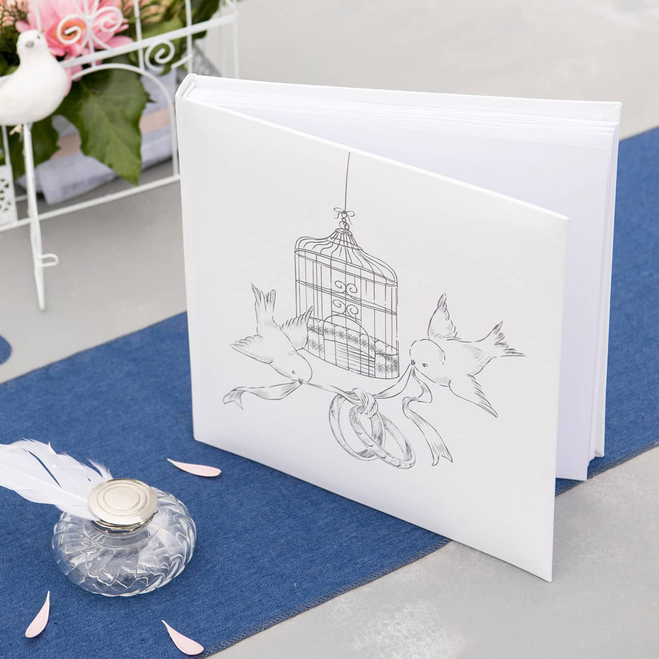 Weißes Gästebuch mit Taubenmotiv
