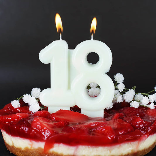 Kerze in weiß für Geburtstagstorte - leuchtet im Dunkeln