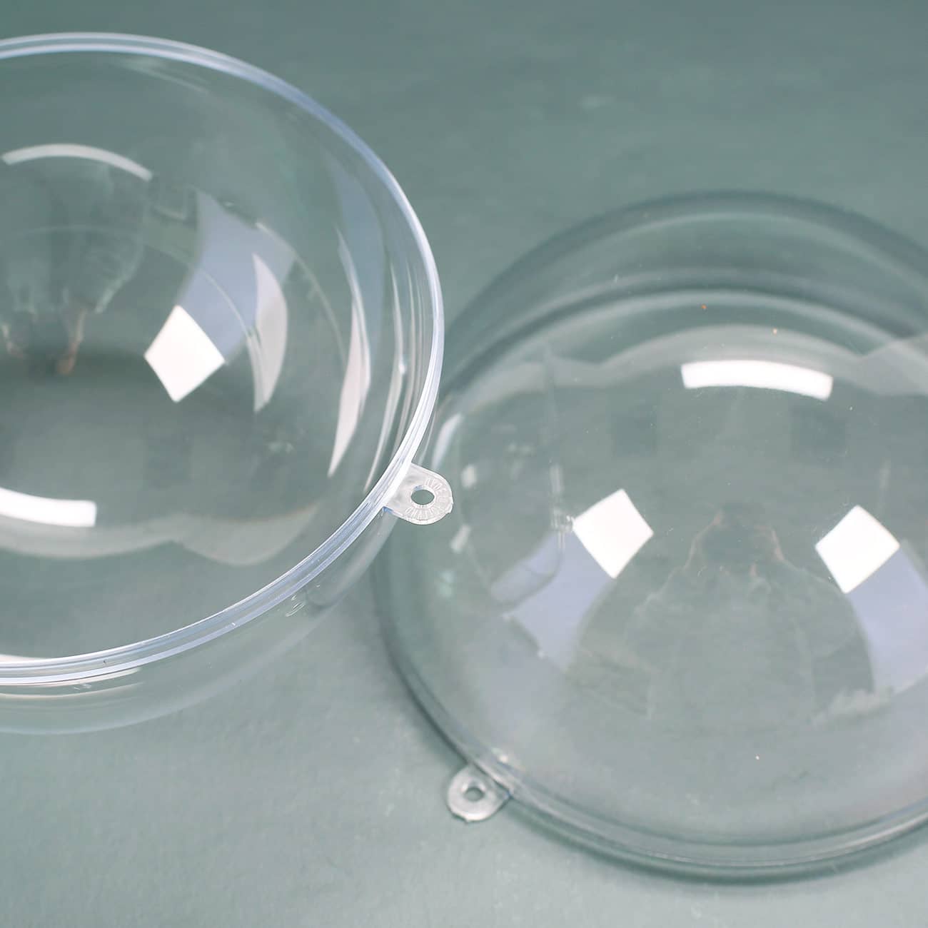 Kugelhälften mit Aufhängung