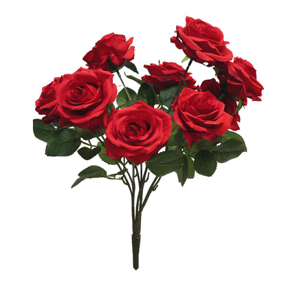 Freigestellter Seidenrosenstrauß mit zehn Blüten auf weißem Hintergrund