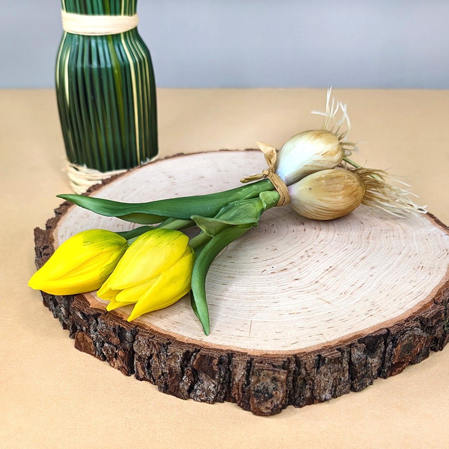 Tulpenbund mit gelben Blüten und Zwiebeln