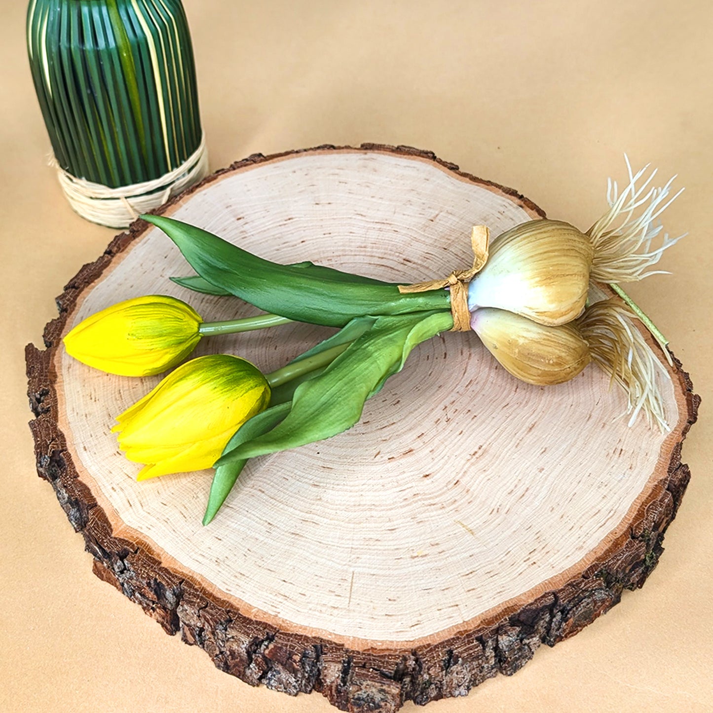 Seitenansicht des Tulpenbund mit gelben Blüten und Zwiebeln