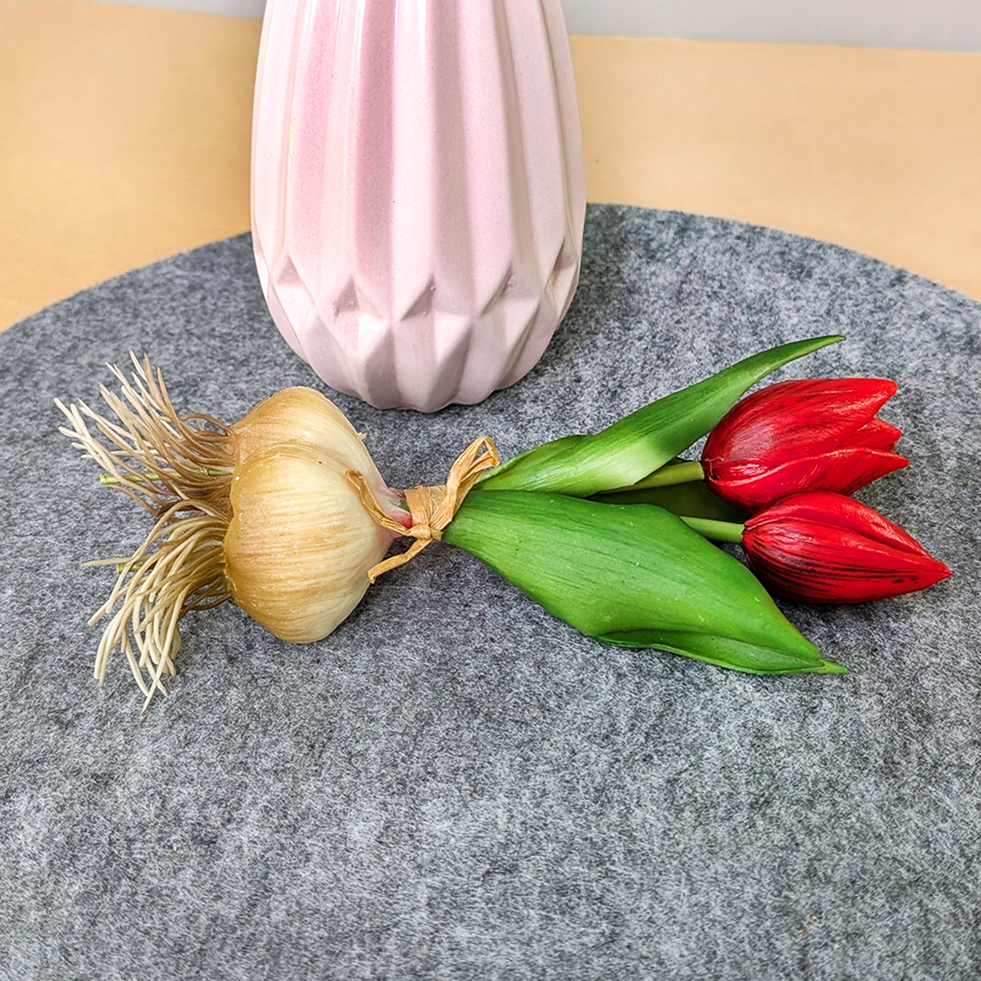 Seitenansicht des Tulpenbund mit roten Blüten und Zwiebeln