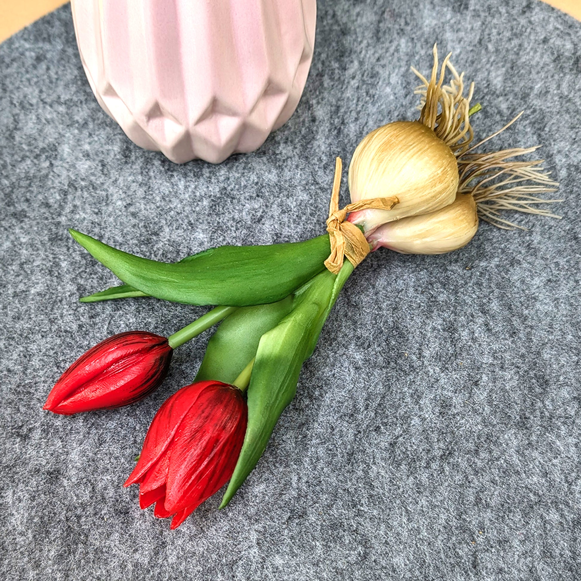 Tulpenbund mit roten Blüten und Zwiebeln