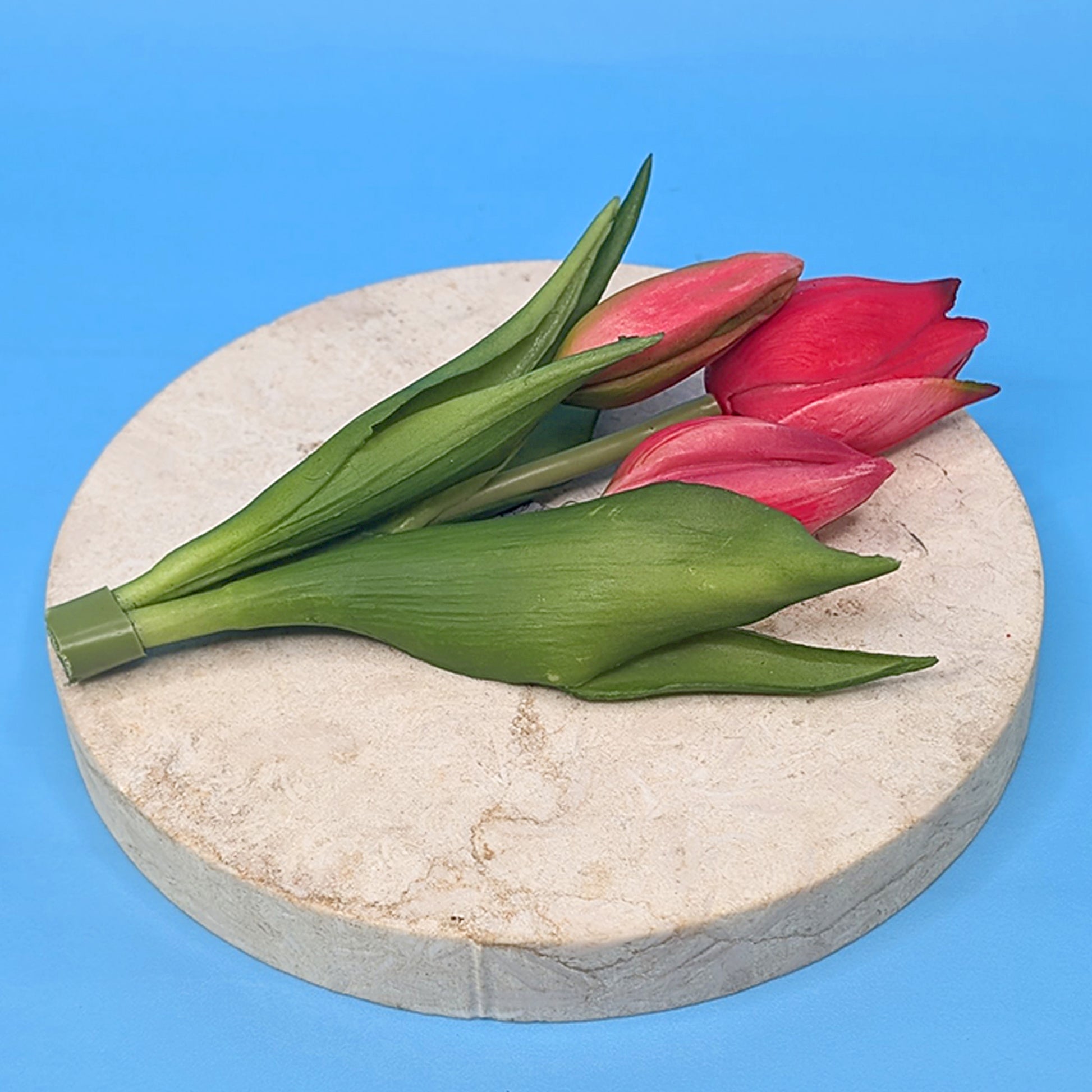 Tulpenstrauß zusammengebunden auf Steinplatte