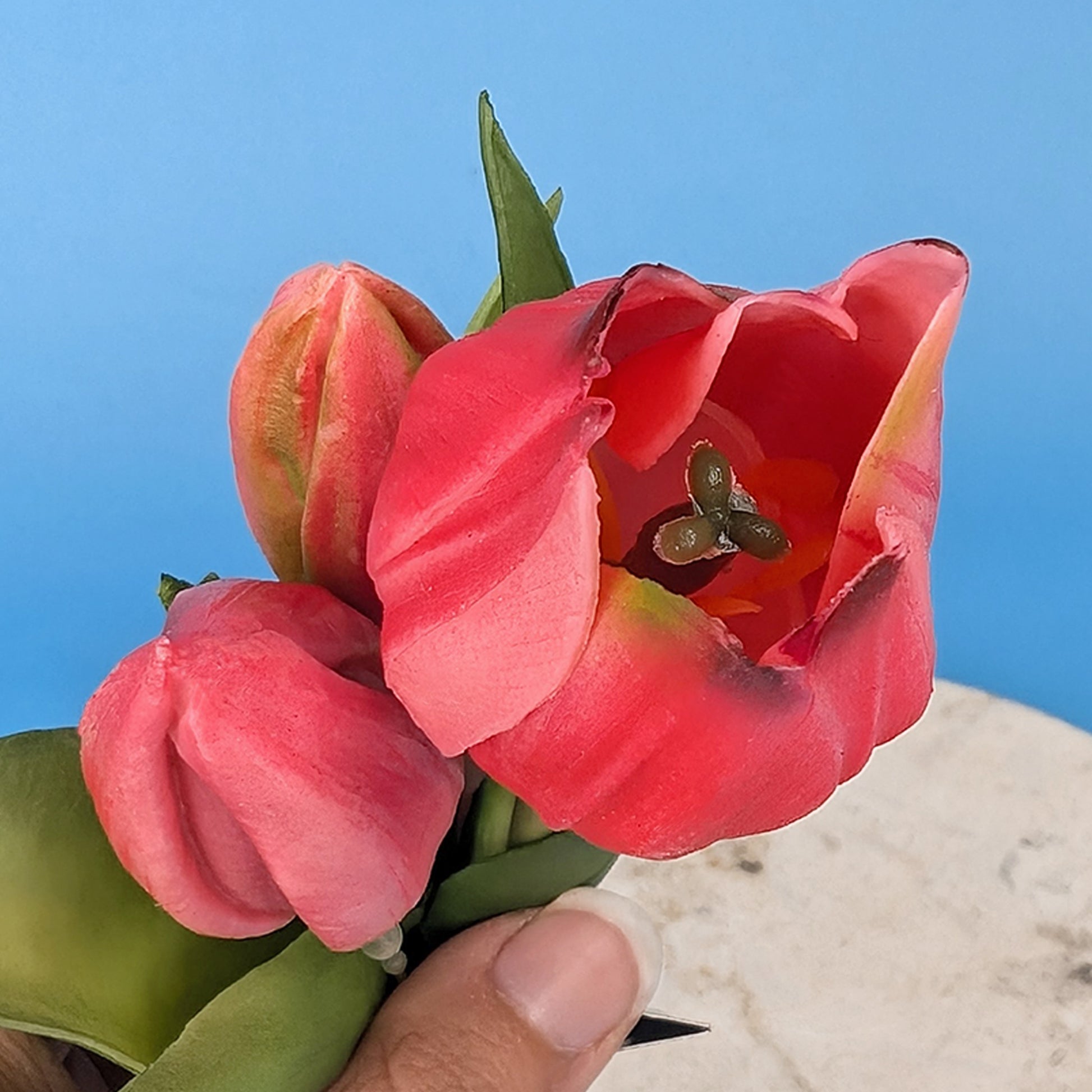 Nahaufnahme einer einzelnen Tulpenblüte aus Seidenstoff