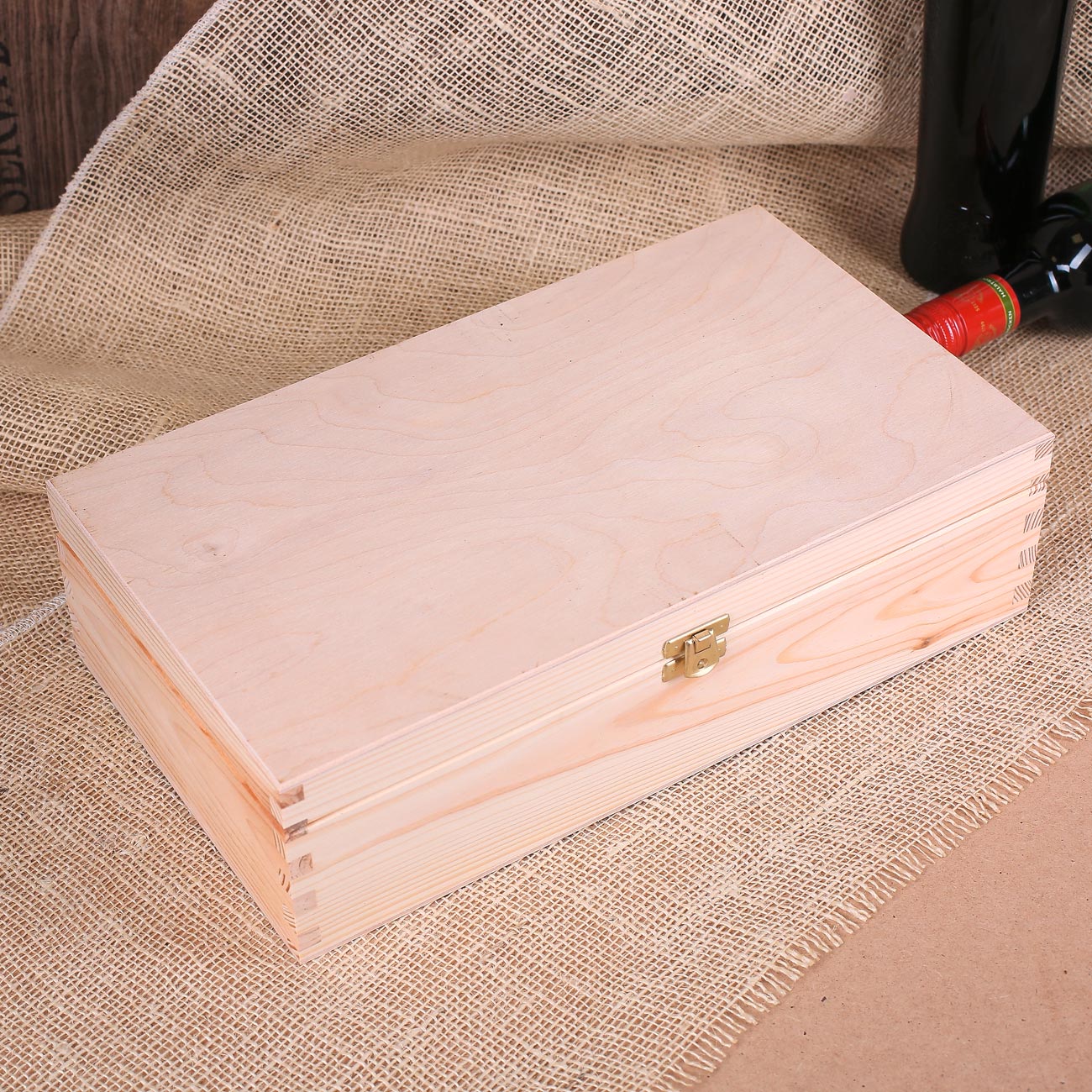 goldener Metallverschluss an der Vorderseite