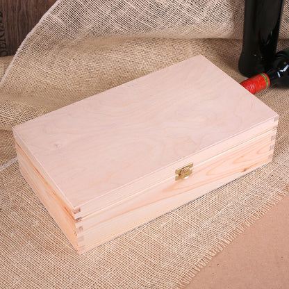 goldener Metallverschluss an der Vorderseite