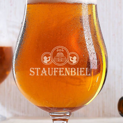 Ein kleines Brauerei-Logo mit Biertrinkern und Zapfhahn wird zusammen mit Ihrem Wunschnamen auf das Bierglas graviert.
