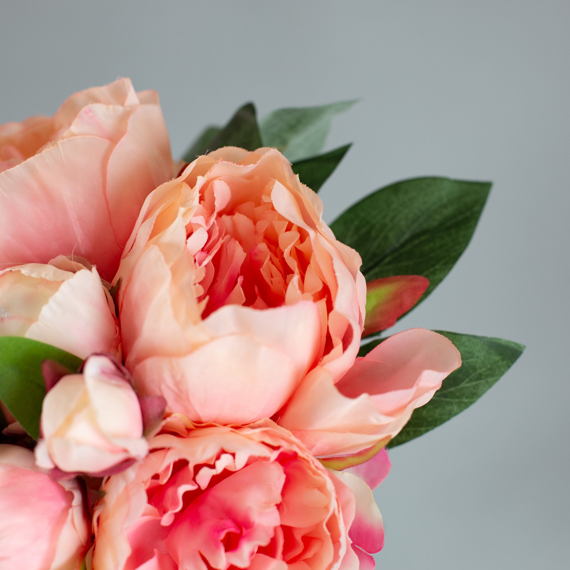 Nahaufnahme der zarten Seidenblüten – detailreiche Textilstruktur