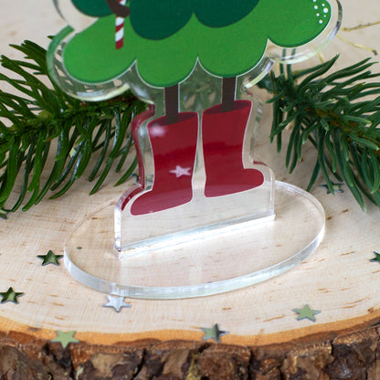 Detailansicht des transparenten Acrylfußes des personalisierten Weihnachtsbaum-Platzschilds