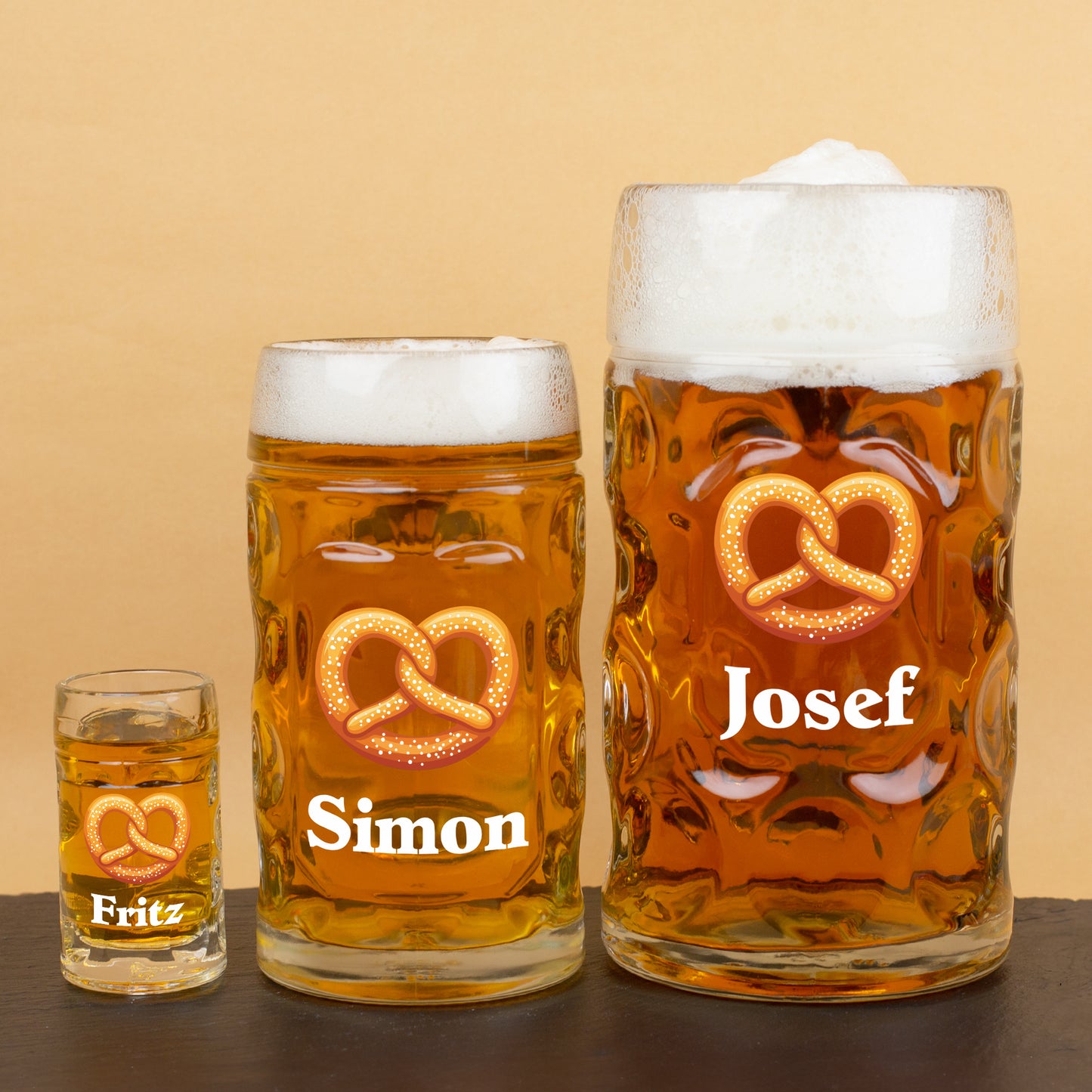 Drei Glasgrößen im Vergleich mit Brezel-Motiv und Namensaufdruck Fritz, Simon und Josef