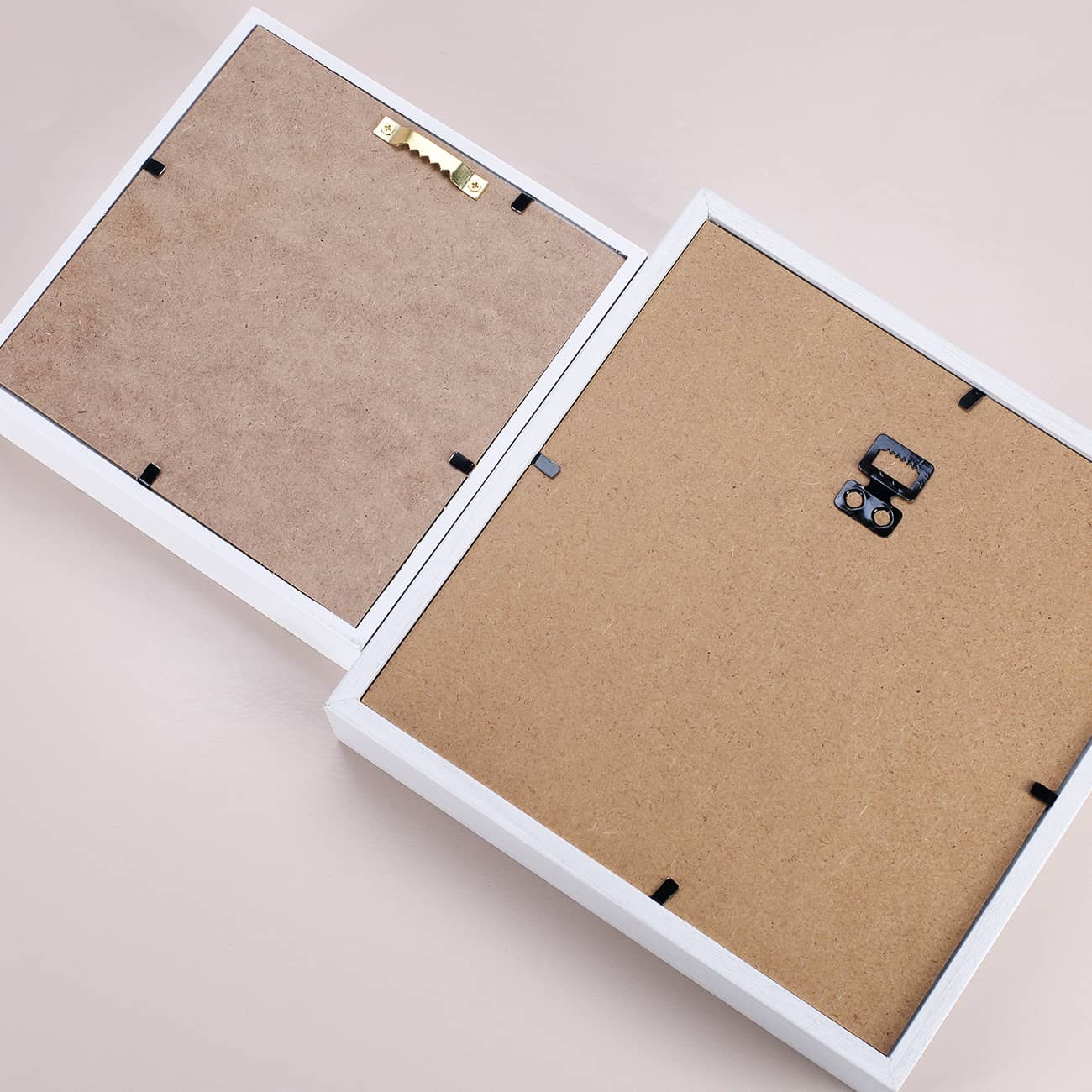 Haken und Aufhängung auf der Rückseite der Bilderrahmen-Spardose