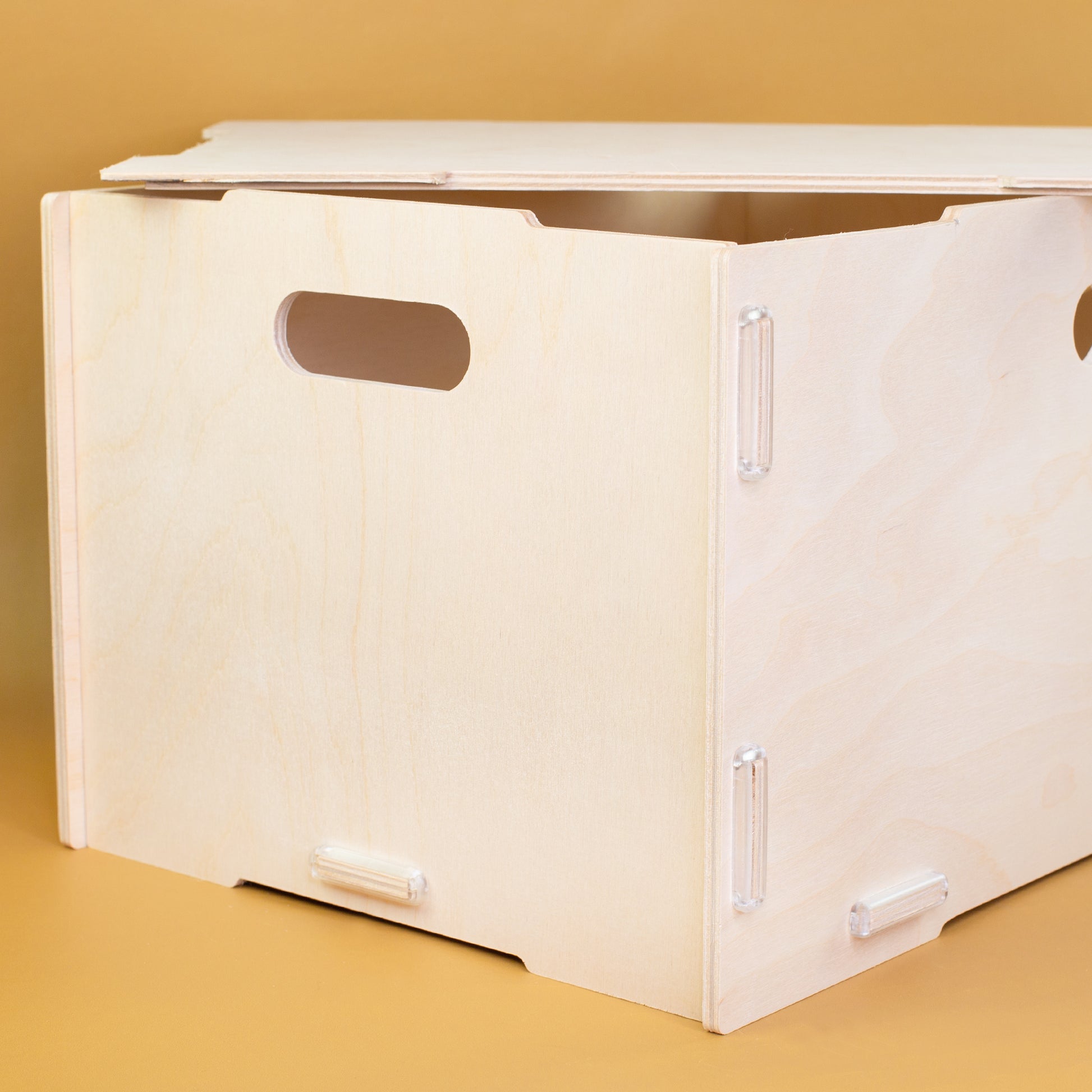 Seitenansicht der stabilen Holzbox mit Tragegriff