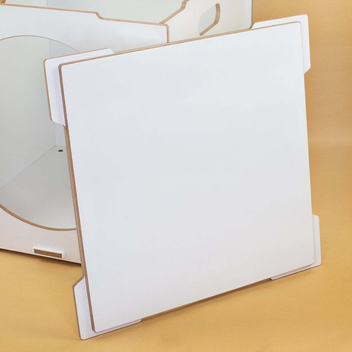 Detailaufnahme von Deckel und verstärktem Boden des weißen Regaleinsatzes