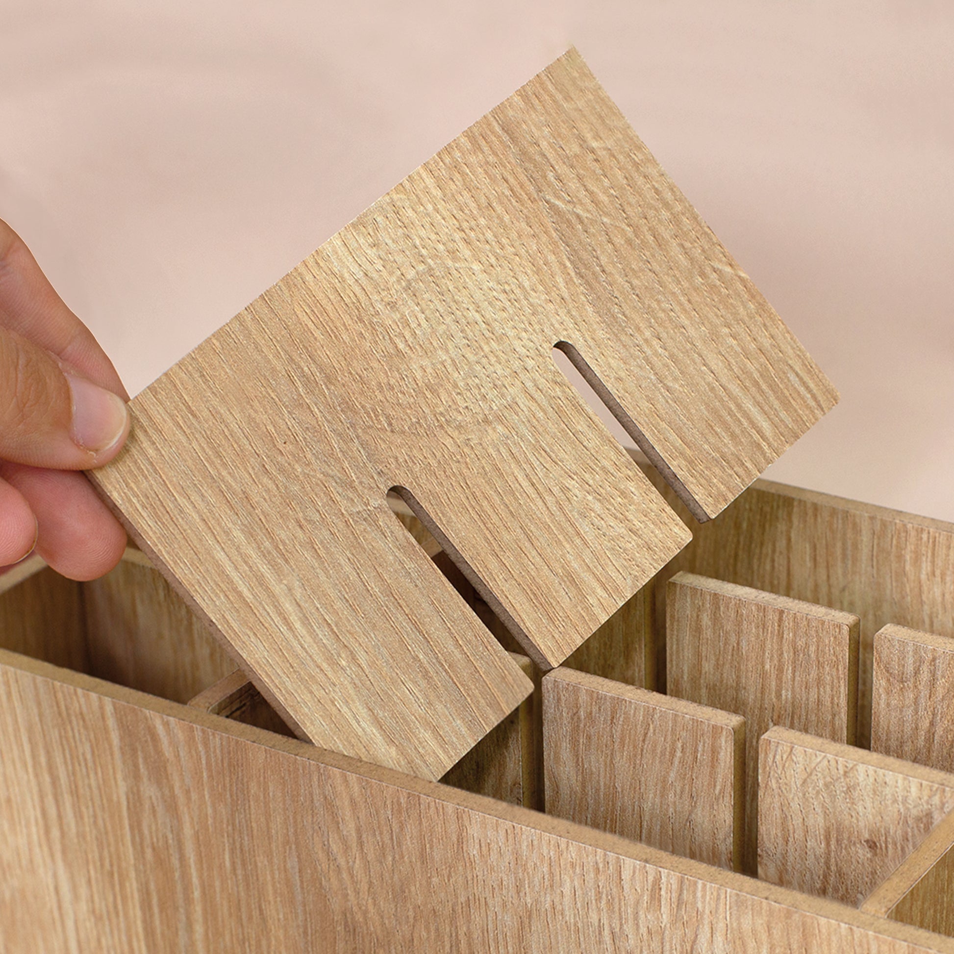 Detailansicht der Stiftebox mit herausnehmbarer Trennwand