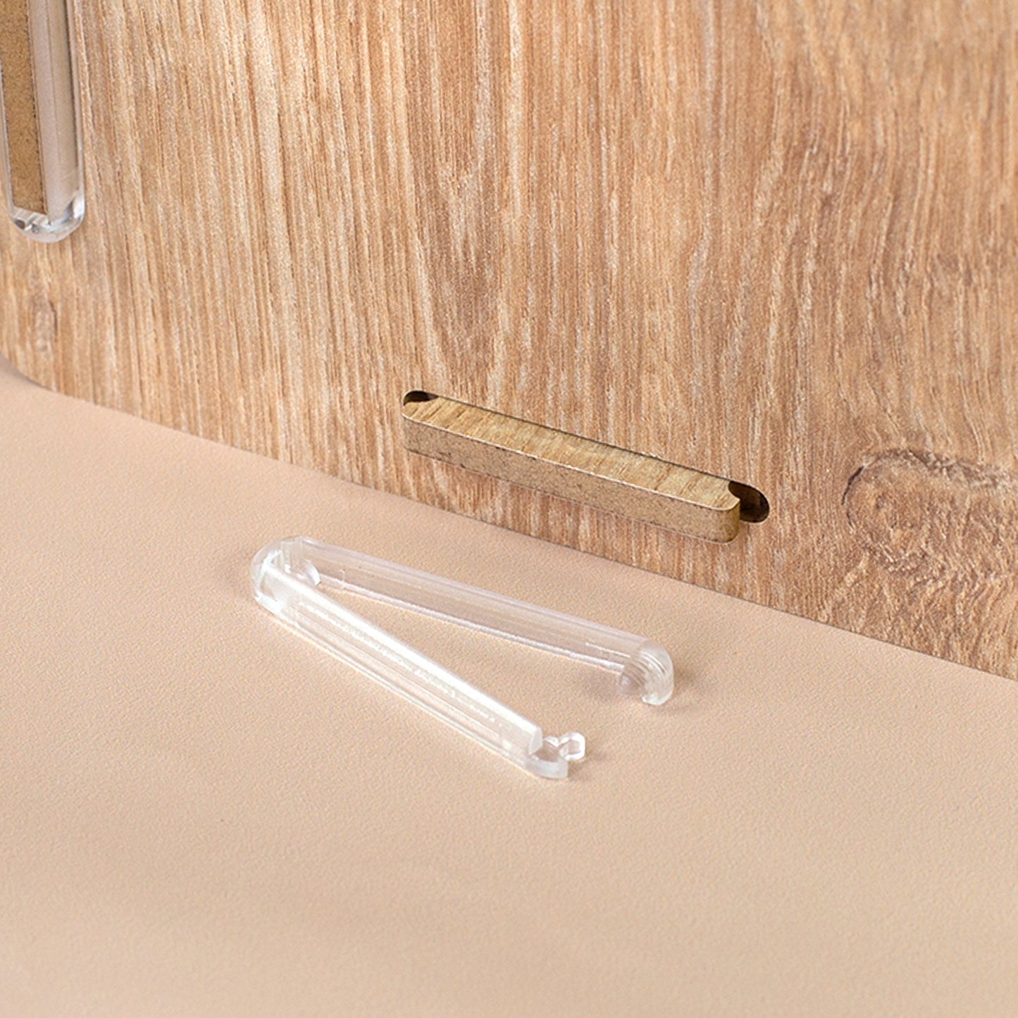 Detailbild der Stiftebox in Holzoptik mit offener clipfritz®-Klammer und Stecköffnung