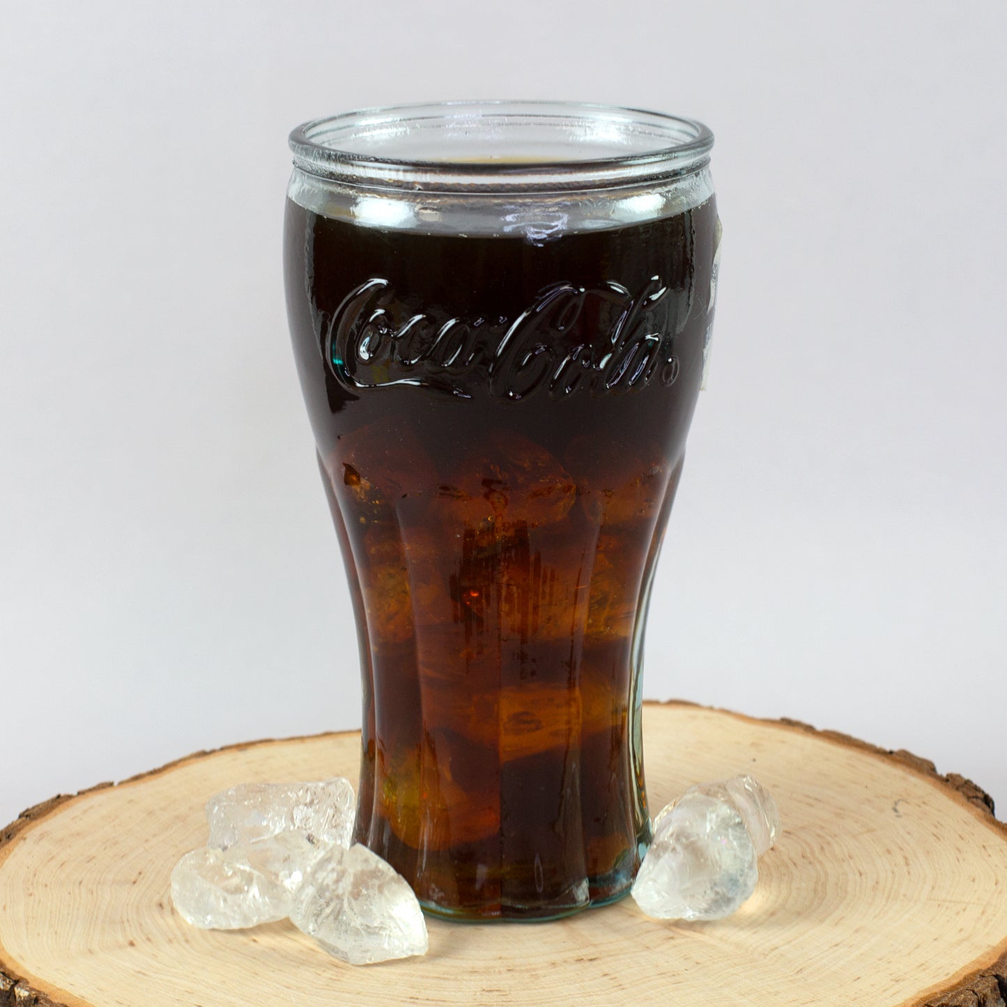 Robustes Retro Coca-Cola Glas mit eingearbeitetem Schriftzug und 410 ml Fassungsvolumen