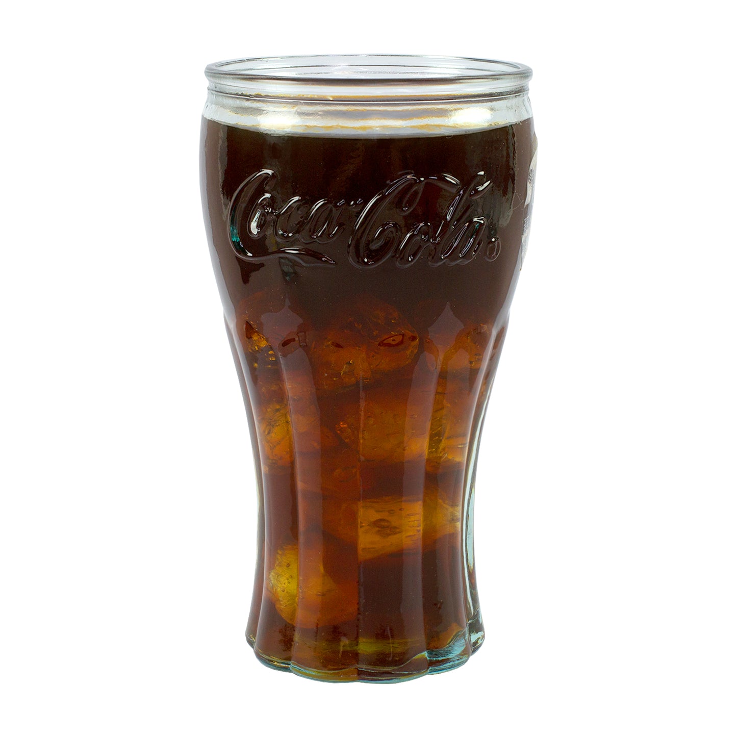Gefülltes Retro Coca-Cola Glas mit dunklem Getränk und Eiswürfeln vor weißem Hintergrund