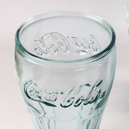 Detailaufnahme vom eingearbeiteten Coca-Cola Schriftzug im handgefertigten Glas