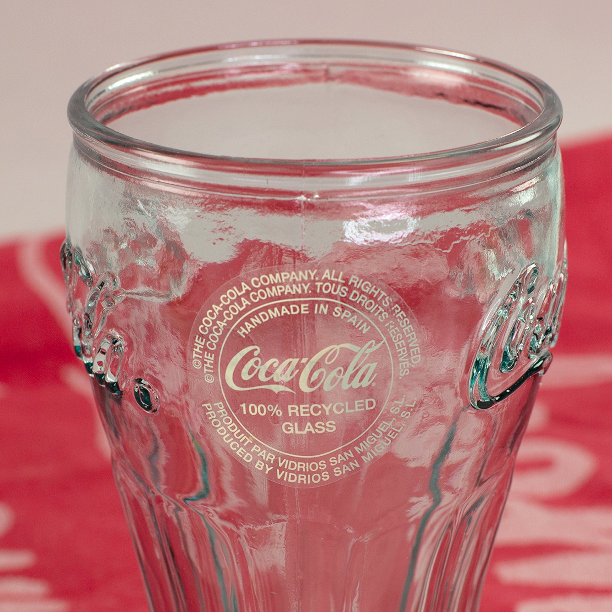 Rückseite des Coca-Cola Glases mit Hinweis auf 100 Prozent recyceltes Glas und handmade in Spain