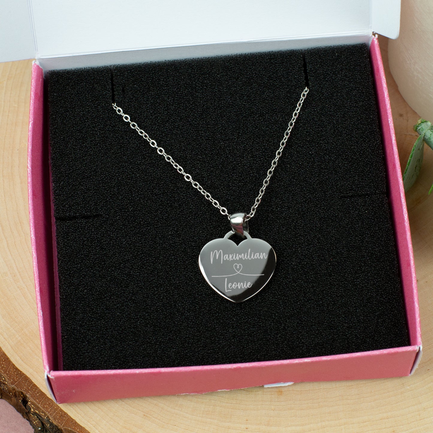 Halskette mit Herz-Anhänger und Namensgravur