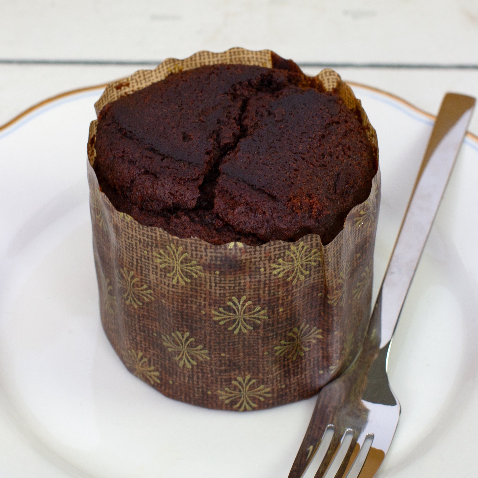 Saftiger Schoko Brownie Kuchen aus der Dose auf Teller mit Gabel