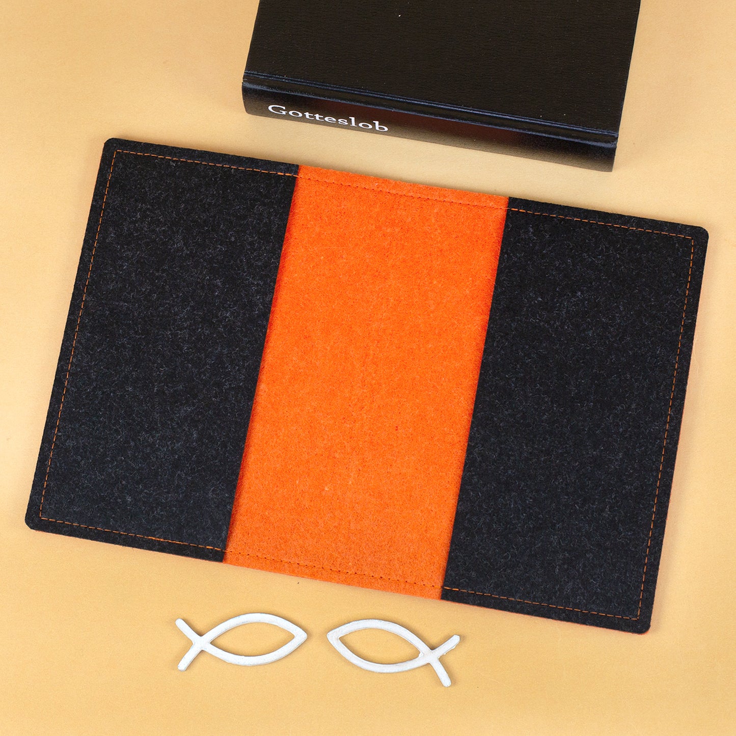 Detailaufnahme der orangefarbenen Filz-Buchhülle mit sichtbarer Materialstruktur und Naht