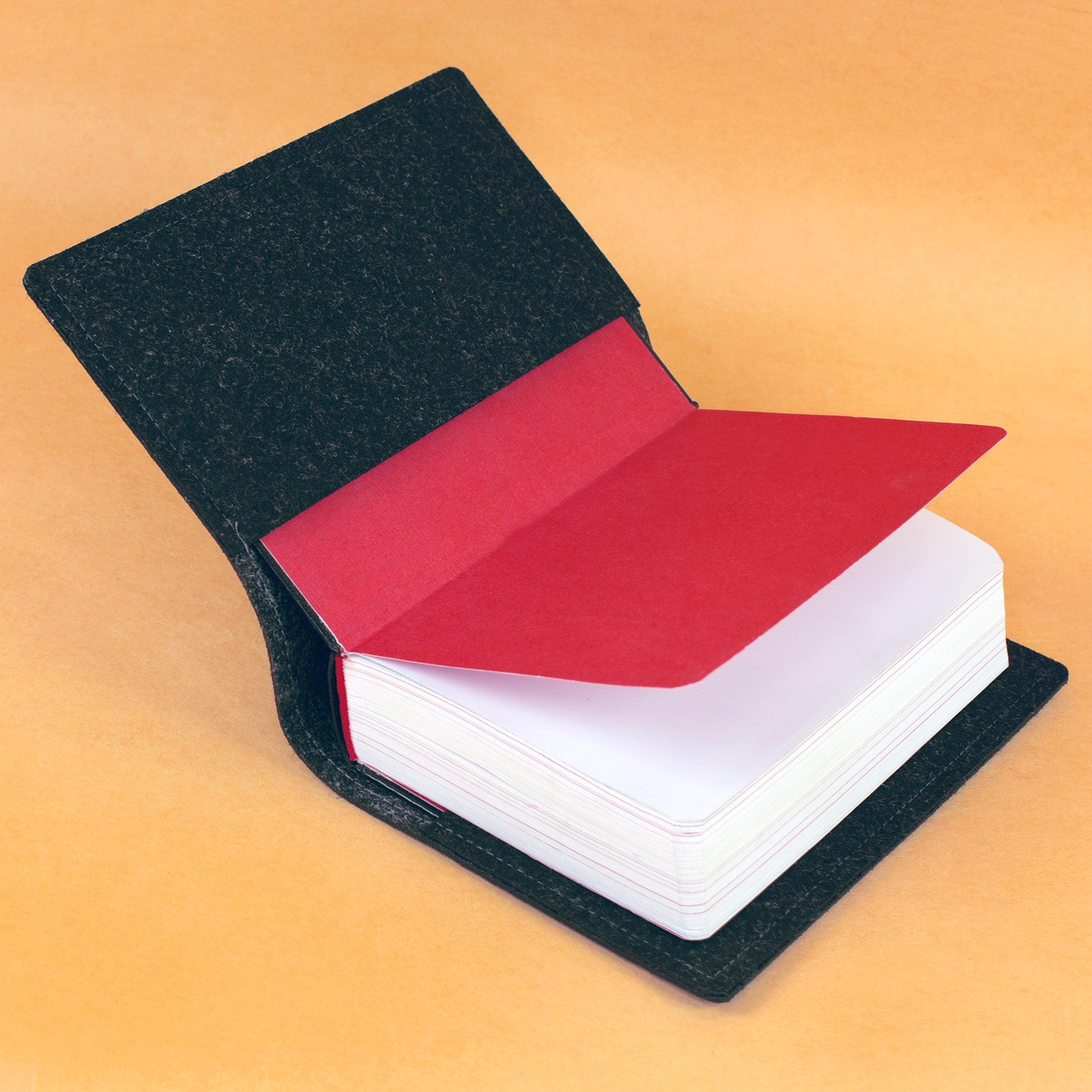 Aufgeklappte Buchhülle aus anthrazitfarbenem Filz für Gotteslob, Gesangbuch oder Gebetsbuch