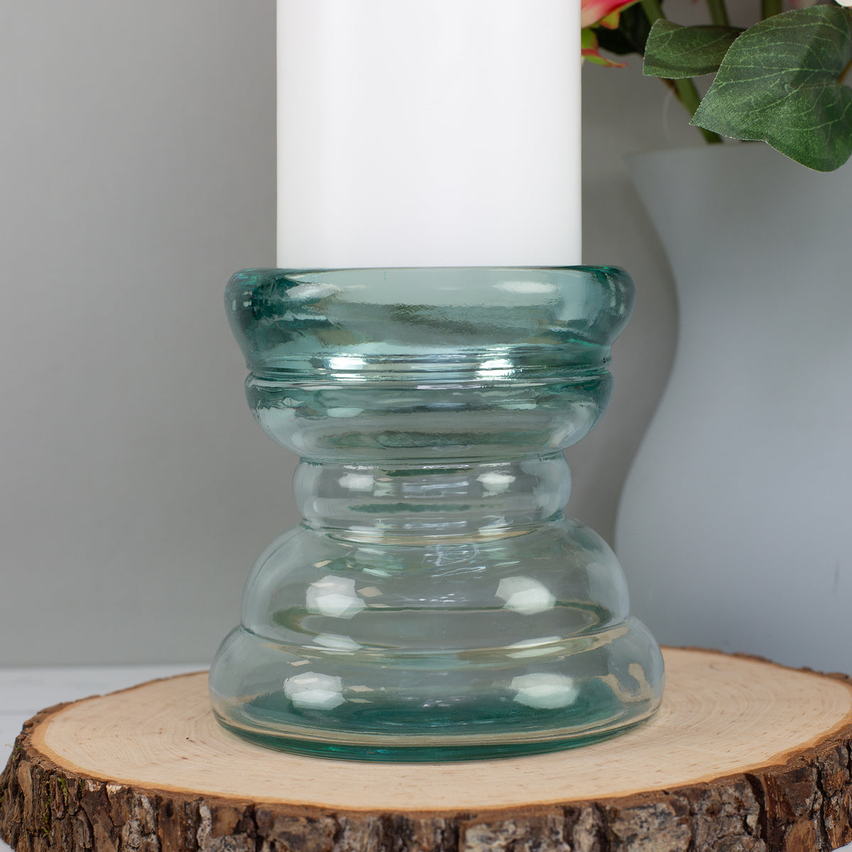 Detailaufnahme vom massiven Kerzenhalter aus Glas mit eingesetzter Stumpenkerze