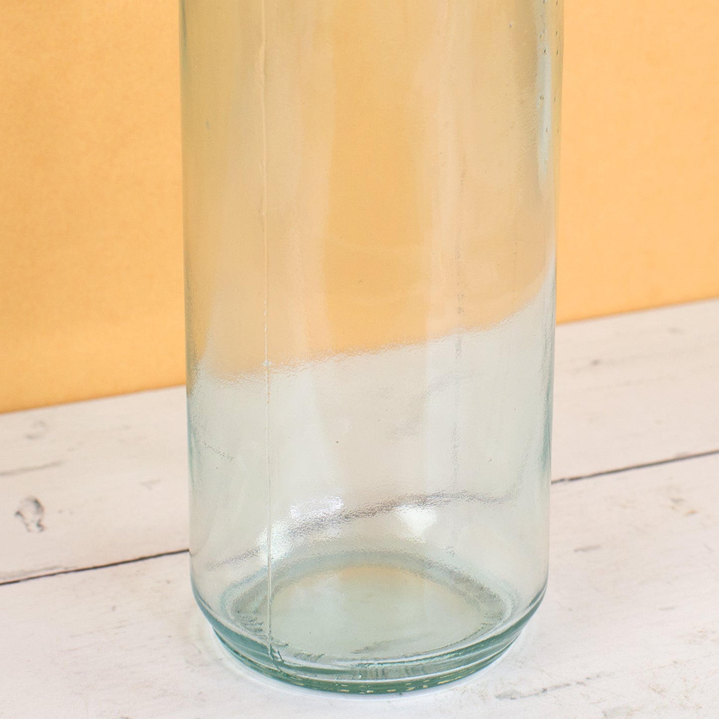Detailaufnahme der Glasflasche aus recyceltem Glas mit leicht grünlicher Glasnote