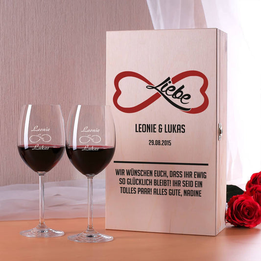 Holzbox und Weingläser mit dem Symbol für unendliche Liebe